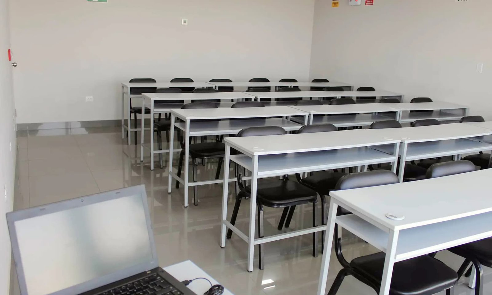Auditorio en Lima con proyector y butacas