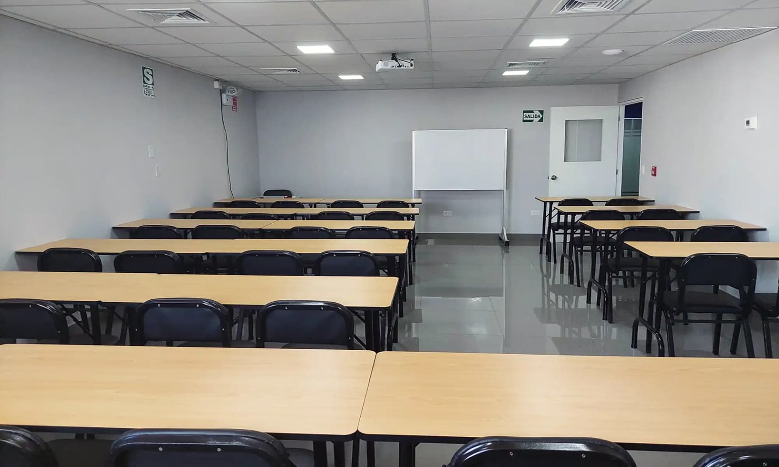 Sala de eventos corporativos en Lima ambiente equipado