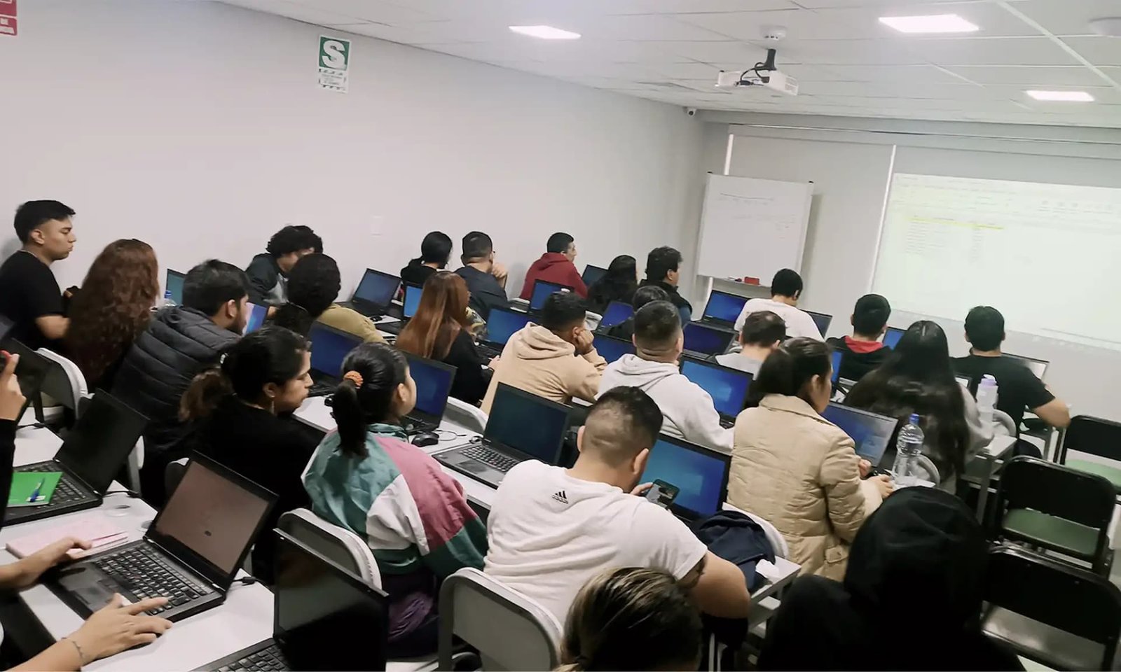 Laboratorio en Lima con alumnos en clase