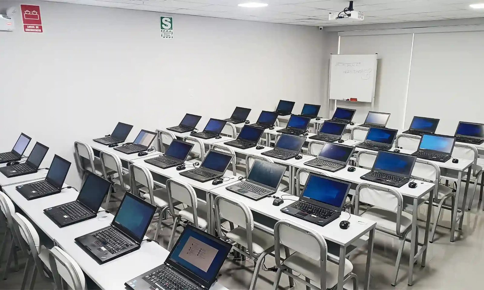 Laboratorio en Lima equipado con laptops