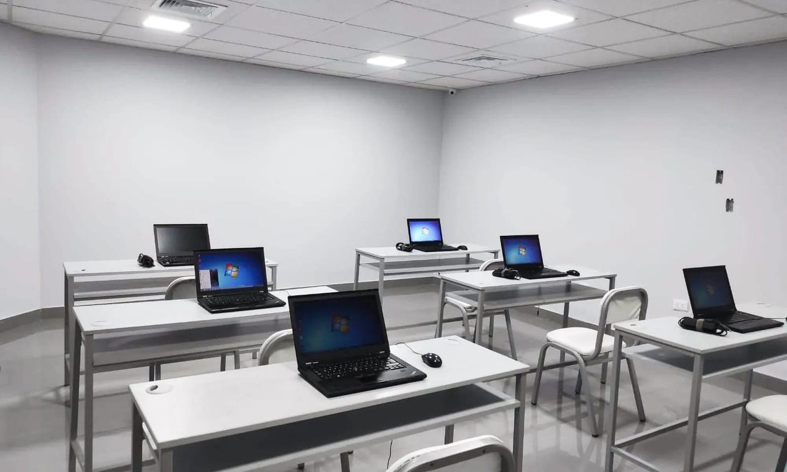 Sala de capacitación en Lima con laptops