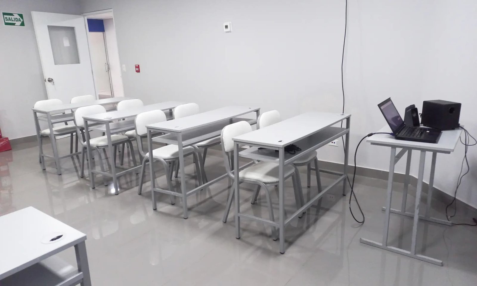 Sala de capacitación en Lima con pizarra